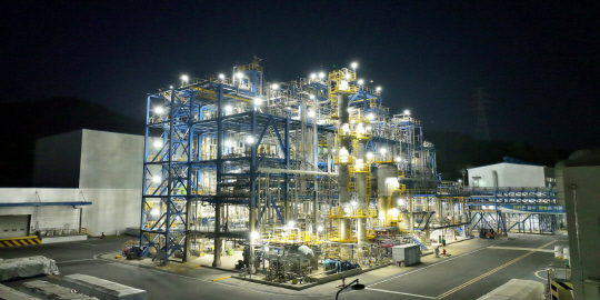 코오롱베니트가 스마트팩토리 구축작업을 하고 있는 공장 전경. 코오롱베니트는 공장의 수많은 공정 설비에서 발생하는 데이터를 통합·연결해 스마트팩토리를 구현한다.   코오롱베니트 제공